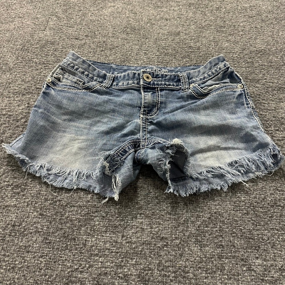 Maurices Denim Shorts Womens Size 7/8 Blue Frayed Hem Embroidered Pockets Casual